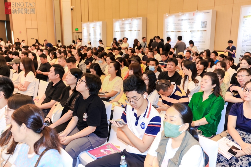 會(huì)場(chǎng)設(shè)有“星探港升學(xué)”的直播間，大學(xué)校長會(huì)進(jìn)入回答問題，有學(xué)生不愿意錯(cuò)過精彩內(nèi)容在現(xiàn)場(chǎng)觀看