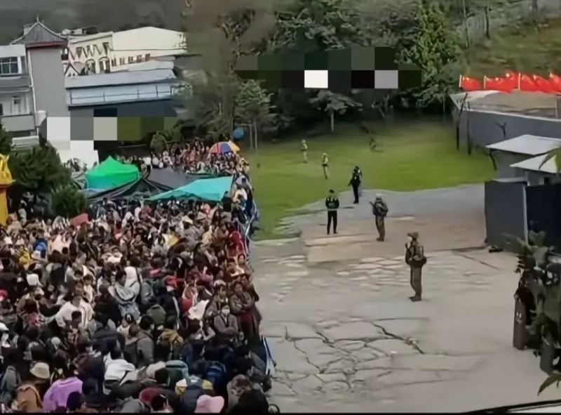數(shù)以萬(wàn)計(jì)緬甸難民涌到中緬邊境附近逃避戰(zhàn)火。微博