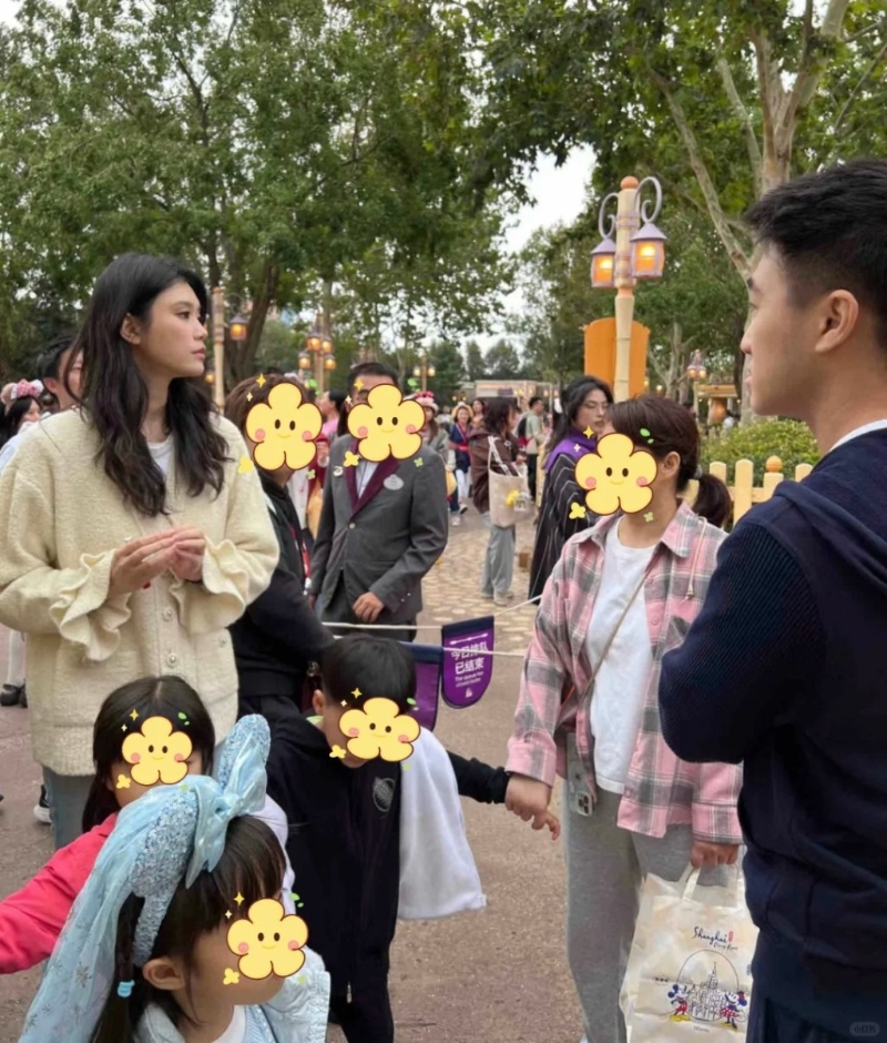 何猷君太太奚夢瑤及即將5歲的大仔何廣燊（Ronaldo）和下月3歲生日的細(xì)女Romee，日前現(xiàn)身上海迪士尼。