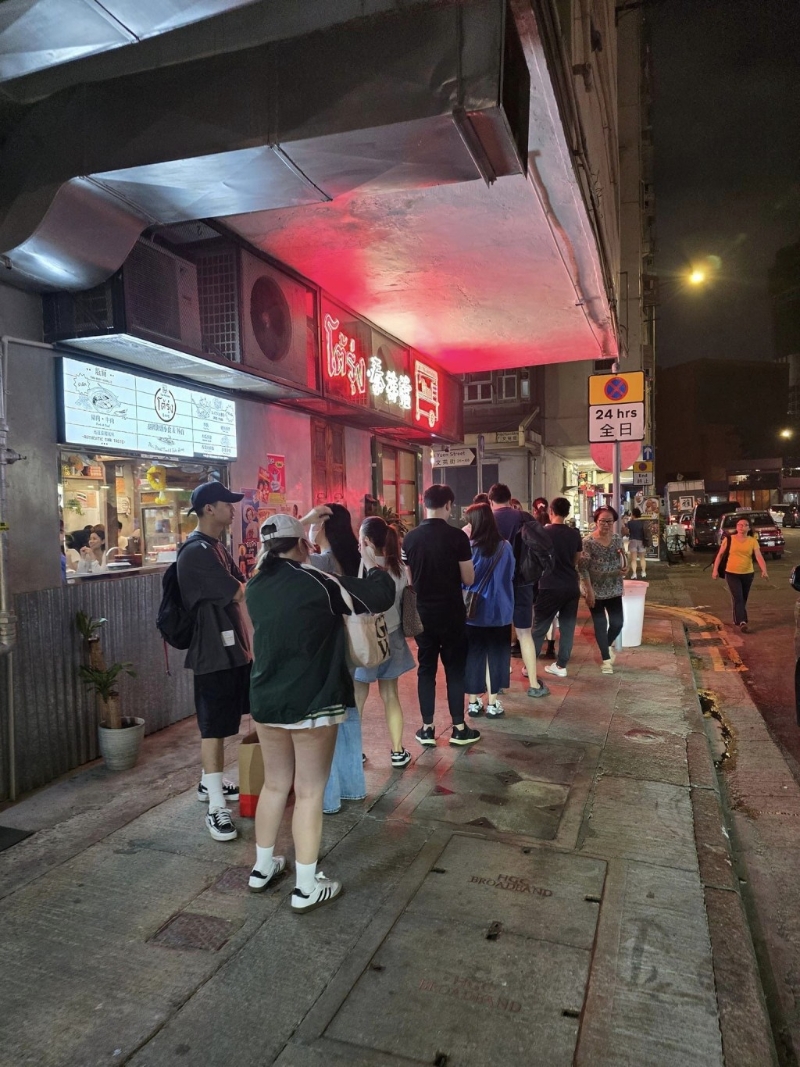 不少網(wǎng)民分享人龍照，形容“日又多人、夜又多人?！币虿蛷d不設訂位，更有食客要排足75分鐘才入座，人山人海的情況絕對是逆市奇觀。（圖片來源：全港店鋪消息(開張 執(zhí)笠)新關注組