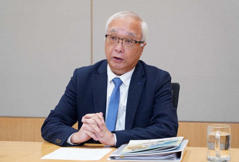 謝展寰表示政府正與大型餐飲業(yè)界合作，試驗(yàn)第二階段受管制塑膠產(chǎn)品的替代品。