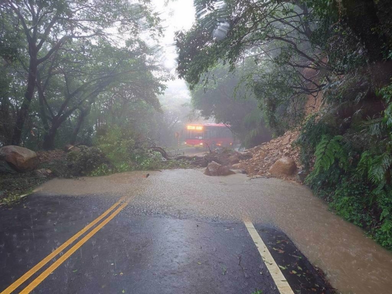 基隆北海岸、陽明山24日全天處在超大豪雨等級，造成多地淹水、坍方災情。圖為陽明山馬槽橋附近土石坍方，導致道路中斷。