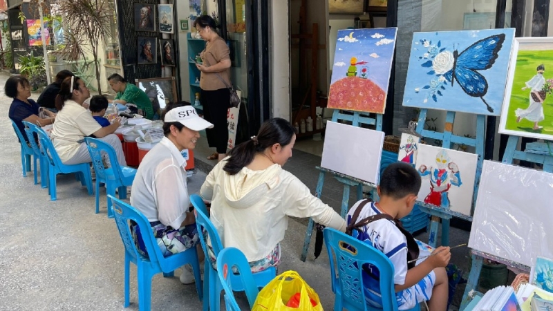 到大芬村學(xué)畫畫成減壓熱選。
