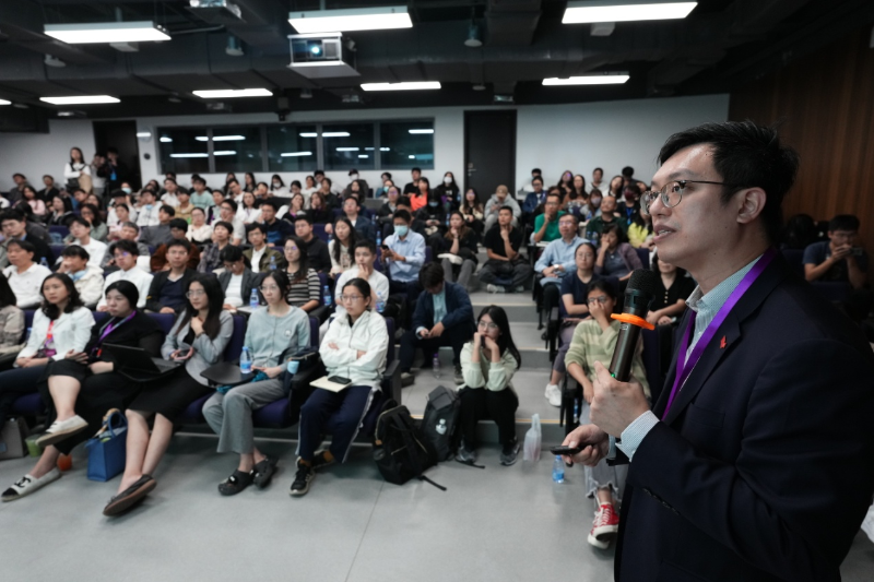 去年在香港中文大學(xué)（深圳）舉行的“內(nèi)地名校香港‘高才通’招聘巡禮”廣東站上，香港勞工及福利局副局長何啟明（右一）在招聘會現(xiàn)場與學(xué)生交流。