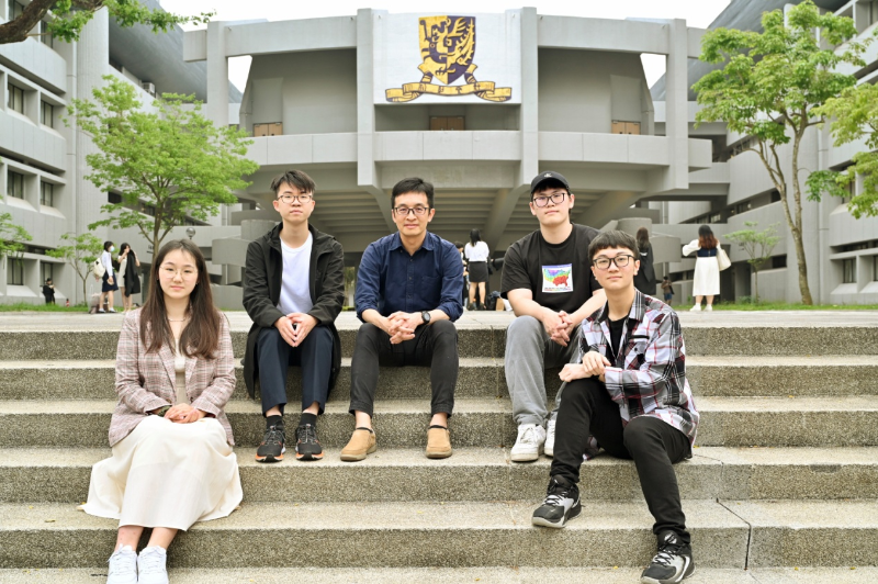 香港中文大學(xué)（深圳）聯(lián)同香港中文大學(xué)推出讓學(xué)生于兩地校園修讀的雙主修課程。圖為參與跨學(xué)科數(shù)據(jù)分析及X雙主修課程的學(xué)生和老師。