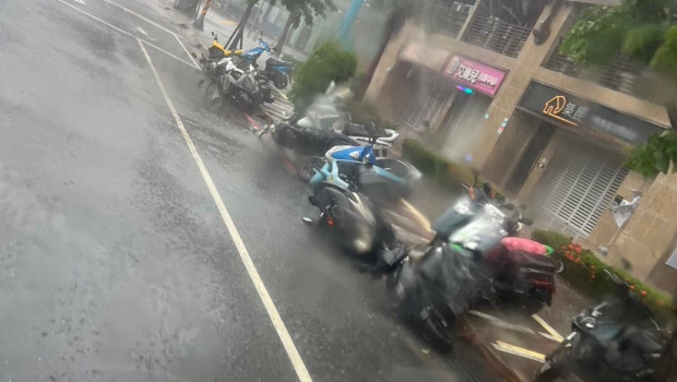 蘆洲“一排機車”全吹倒撲街