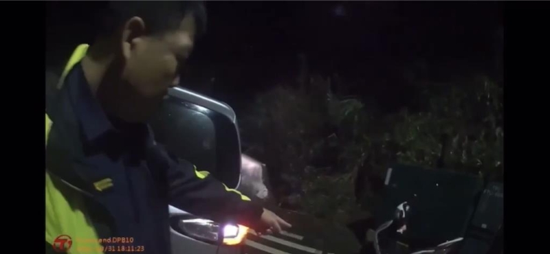 蔡女置放機(jī)車(chē)于安全處