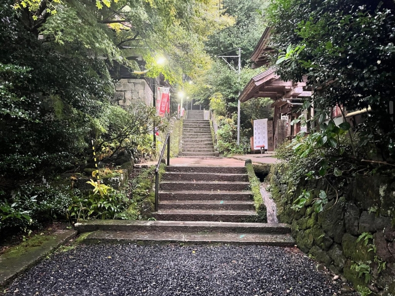 位于三德山的三佛寺在706年開(kāi)山，被日本民眾形容為“修練之山”。