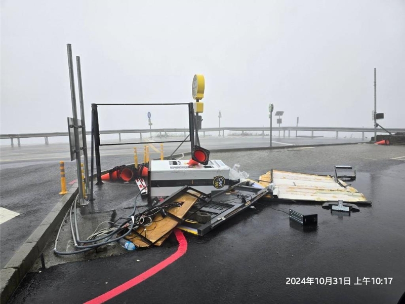武嶺停車場繳費(fèi)亭被吹趴