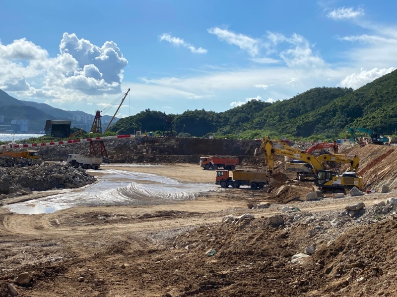 區(qū)議員張美雄認為，可在137區(qū)填料庫撥出土地，安置違規(guī)的修車檔，讓他們在監(jiān)管下繼續(xù)作業(yè)。