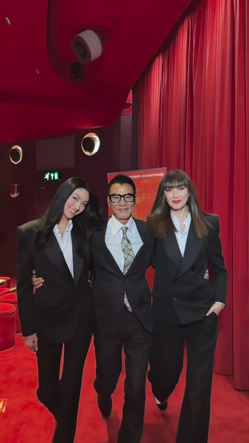 任達華一家三口攬實行catwalk。