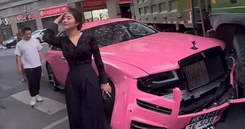 朱根菜心痛愛車被撞毀。
