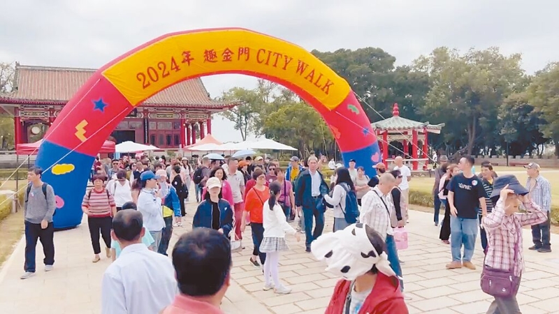 廈門旅游集團有限公司主辦訪金旅游團，近170名旅游文藝青年9日抵達金門，以「Ctiy Walk」健走方式，近距離感受城市。（金門縣政府提供）