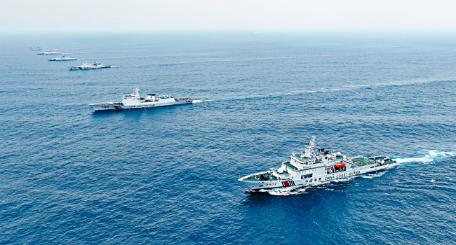 中國海警在南海黃巖島海域進(jìn)行艦艇編隊(duì)訓(xùn)練。