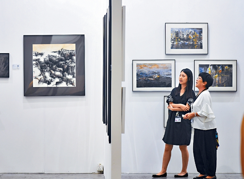 香港每年皆舉辦多個藝術(shù)展覽，如上月初的典亞藝博（Fine Art Asia）。