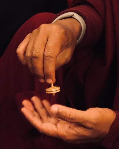 昨日（12日）趙薇就在IG上分享了一張轉(zhuǎn)陀螺的照片，并留下一個“向日葵”的emoji，瞬間引來粉絲暴動。1