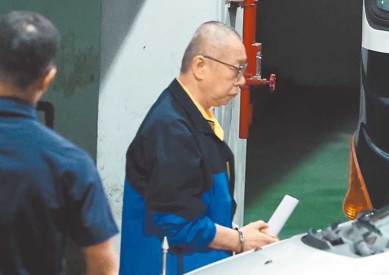 臺(tái)北地檢署偵辦京華城案，13日再度提訊在押的前臺(tái)北市長(zhǎng)柯文哲（右），柯文哲以光頭造型應(yīng)訊，晚上還押北所。