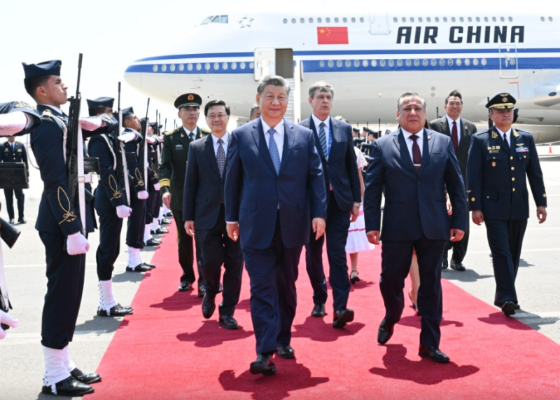 習(xí)近平到達(dá)秘魯，特首李家超也到機(jī)場(chǎng)接機(jī)。新華社