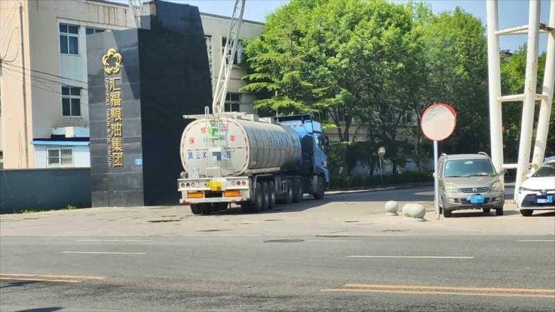 內(nèi)地運(yùn)油業(yè)被揭不洗罐體送運(yùn)完煤油便直接載食油。新京報(bào)