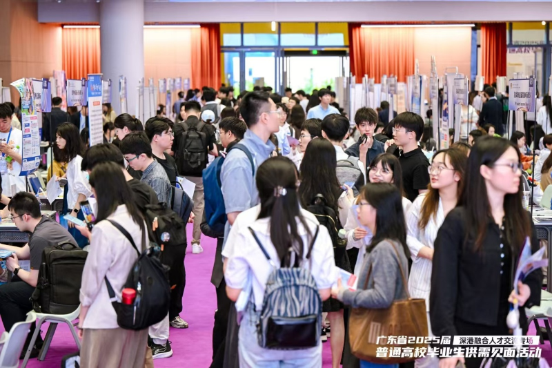3000多位學(xué)子參加了此次招聘活動(dòng)，現(xiàn)場人潮涌動(dòng)。1