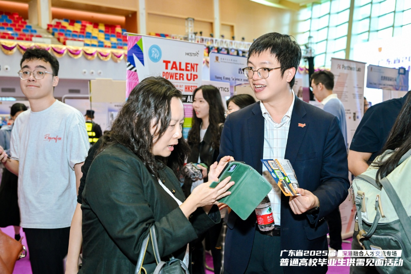 JobMarket負(fù)責(zé)人陳曉芬（左）向勞福局副局長何啟明介紹 “星島JobMarket港職人才指南”小程序。