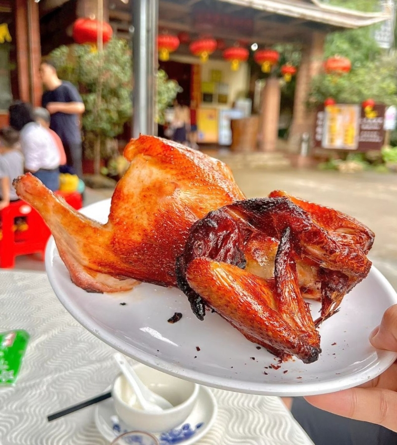 鎮(zhèn)店之寶古法燒雞，將自家飼養(yǎng)的三黃雞用秘制醬料醃制，明火燒制，原只上桌，雞肉爆汁。
