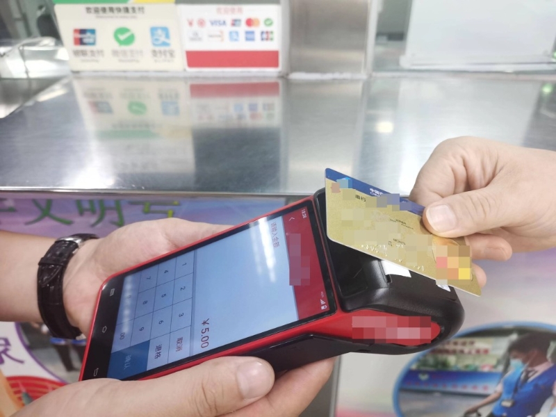 不少零售商戶和企業(yè)使用POS機(jī)收款，內(nèi)地不法之徒卻利用其進(jìn)行洗黑錢活動，更利誘港人參與其中。網(wǎng)上圖片