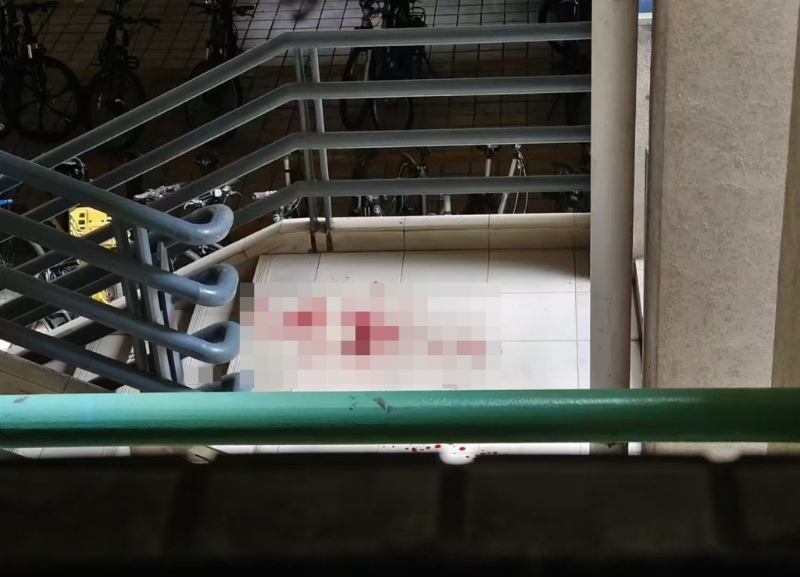 校園梯間及走廊遺下傷者大量血跡。x