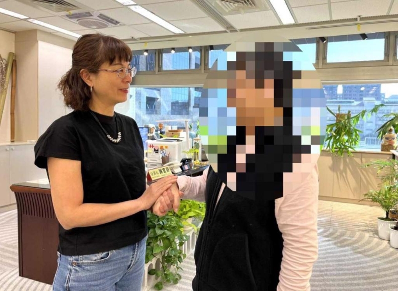勞動(dòng)力發(fā)展署北分署長(zhǎng)謝宜容因職場(chǎng)霸凌案遭拔官降調(diào)，但“勞動(dòng)部”的調(diào)查引發(fā)另一波爭(zhēng)議。