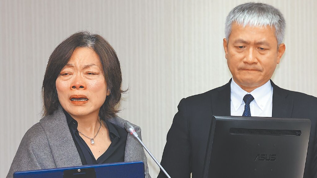 勞發(fā)署吳姓公務(wù)員疑遭霸凌死亡，勞動部長何佩珊（左）20日淚灑立法機(jī)構(gòu)并口頭請辭。