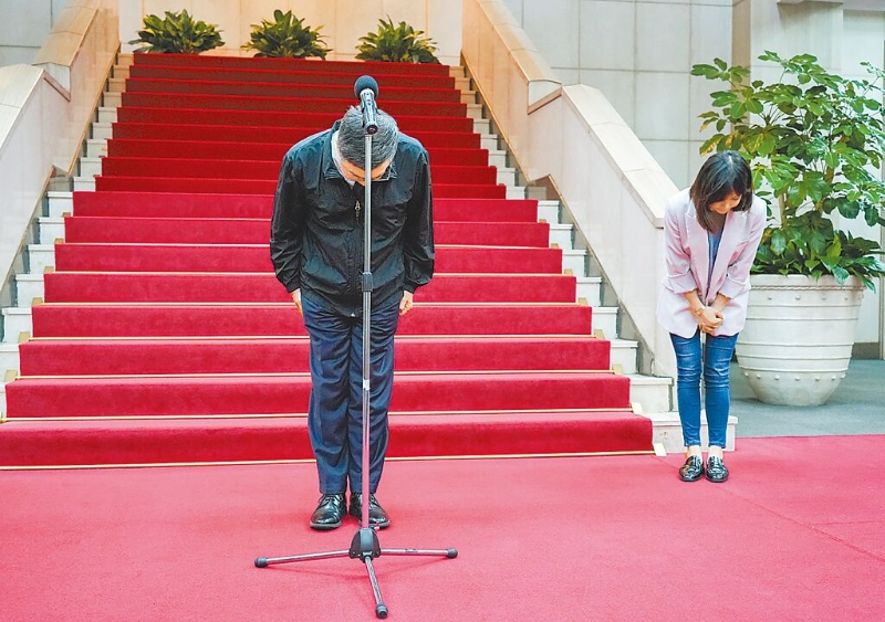 勞動部職場霸凌案延燒，“行政院長”卓榮泰20日親上火線道歉，右為發(fā)言人李慧芝。.jpg