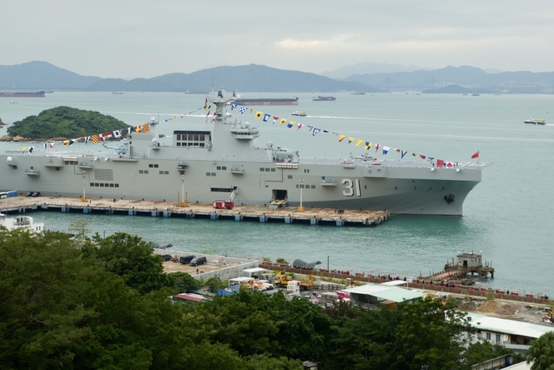 由解放軍海軍兩棲攻擊艦「海南艦」及導(dǎo)彈驅(qū)逐艦「長(zhǎng)沙艦」組成的編隊(duì)抵達(dá)香港，展開5天訪問。