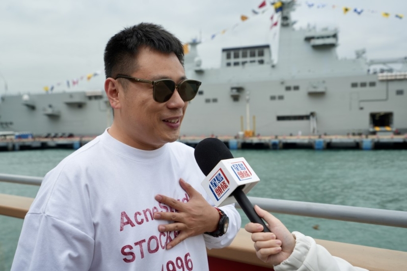 來自內(nèi)蒙古的張先生是海陸空三軍發(fā)燒友，直言見到軍艦「激動(dòng)得都要哭出來」。