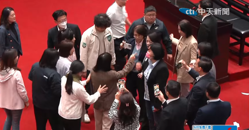 “立法院”國(guó)民黨團(tuán)、民眾黨團(tuán)提案成立“郭智輝調(diào)查委員會(huì)”、“國(guó)發(fā)基金調(diào)查委員會(huì)”，藍(lán)綠“立委”爆發(fā)沖突。