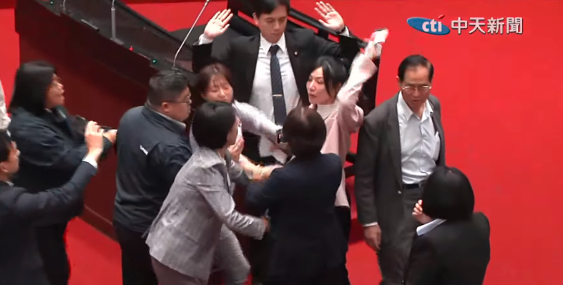 “立法院”國(guó)民黨團(tuán)、民眾黨團(tuán)提案成立“郭智輝調(diào)查委員會(huì)”、“國(guó)發(fā)基金調(diào)查委員會(huì)”，藍(lán)綠“立委”爆發(fā)沖突，民進(jìn)黨“立委”吳沛憶搶下藍(lán)營(yíng)看板、當(dāng)場(chǎng)撕碎。