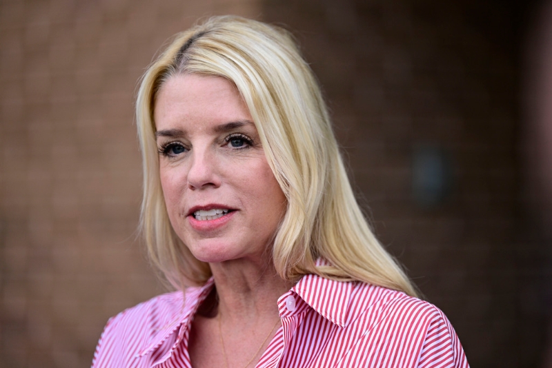 特朗普提名“美魔女”邦迪（Pam Bondi）為新的司法部長(zhǎng)。