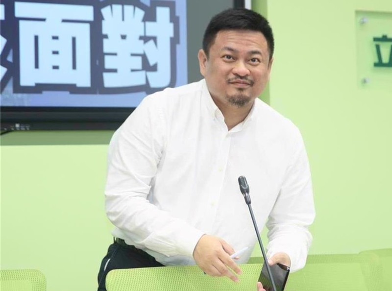 “勞動(dòng)部”勞動(dòng)力發(fā)展署北分署員工疑遭長(zhǎng)官霸凌而輕生，連日來(lái)風(fēng)波不斷。昨（22）日傳出“行政院”敲定由民進(jìn)黨不分區(qū)“立委”洪申翰出任“勞動(dòng)部長(zhǎng)”，并將由民進(jìn)黨政策會(huì)執(zhí)行長(zhǎng)王義川遞補(bǔ)不分區(qū)。