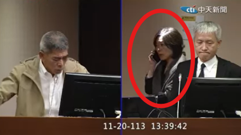 11月20日周三中午，“勞動部長”何佩珊備詢時突然接到一通神秘電話（紅圈者），資深媒體人黃揚明認為，這是關(guān)鍵分水嶺，民進黨全部人都變成正義之士，“這才是最惡心的！”