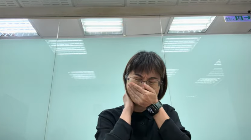 謝宜容在影片中頻頻癟嘴、皺眉，講到激動處甚至捂嘴哽咽。