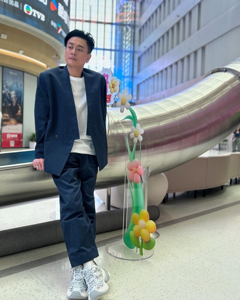 43歲的黃宗澤，有名有利兼高大靚仔，身家早已過(guò)億元，是圈中筍盤！