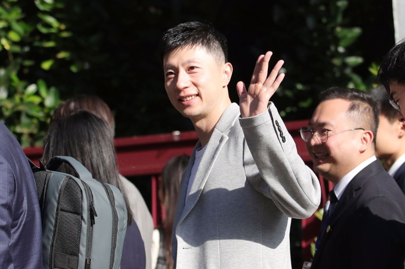 由馬英九基金會主辦的大陸高校師生訪問團于27日中午抵達桃園機場，展開為期9天8夜的參訪行程，首場安排行程參訪臺北市立中山女高。大陸奧運6金得主馬龍（中）也在參訪團行列中，并與一旁的粉絲揮手致意。
