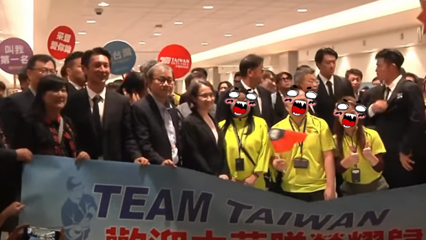 桃園機場接機動線安排遭抱怨，準備大合照時，還出現(xiàn)免稅店員工擠進來蹭，混亂場面讓網(wǎng)友傻眼。