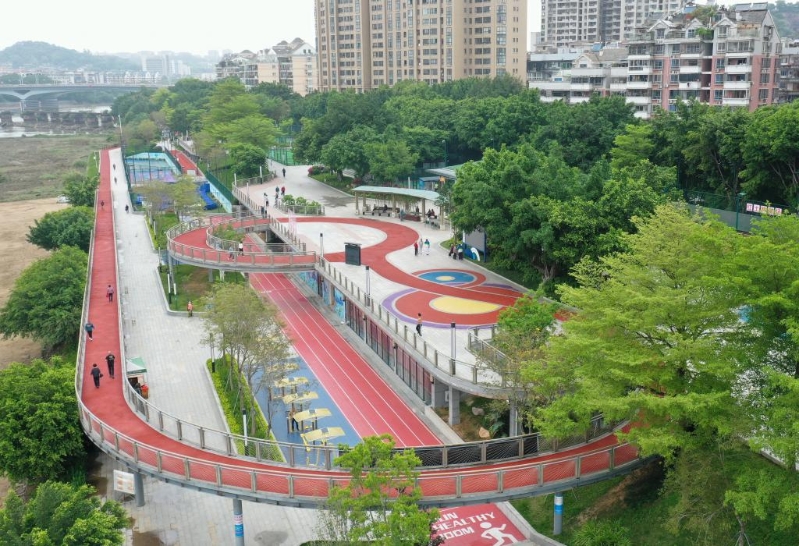 內地多市設立智慧跑道，可實時采集運動數據。