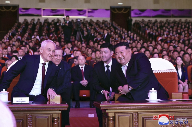 金正恩招待貝洛索夫看表演。美聯(lián)社