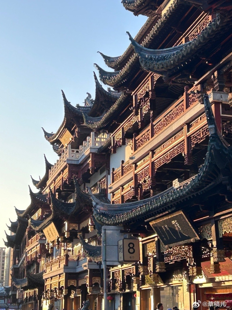 上海有現(xiàn)代摩天大樓及傳統(tǒng)中式建筑。 （微博）