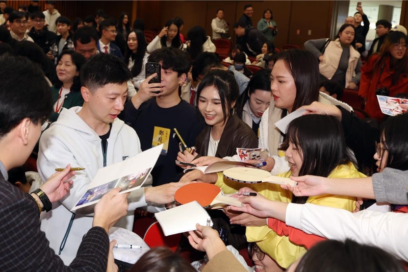 大陸乒乓球名將馬龍（左，白衣者）近日跟隨陸生團訪臺，29日前往文化大學(xué)進行交流