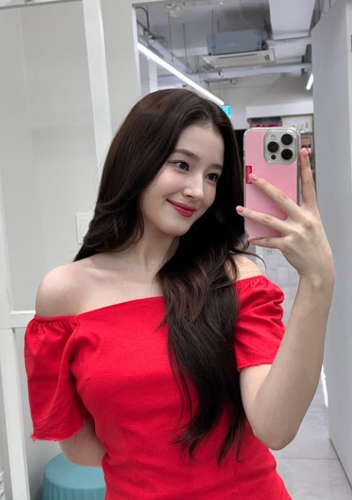 亞軍則是美韓混血的前MOMOLAND成員Nancy。