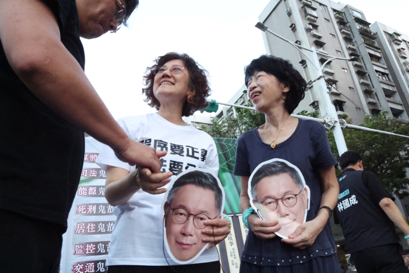 圖為柯文哲妻子陳佩琪（右一）、柯文哲的妹妹柯美蘭（中）。