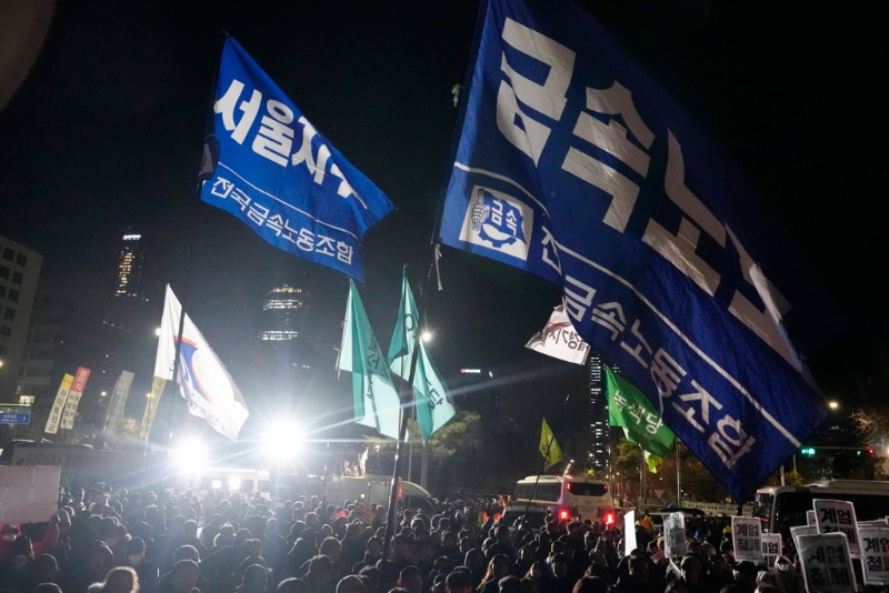 大量民眾聚集在韓國首爾國民議會前，要求韓國總統(tǒng)尹錫悅下臺。