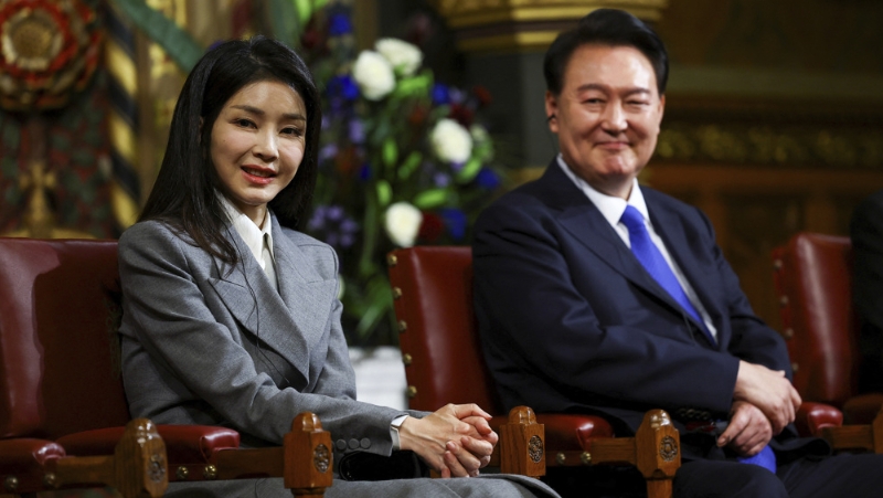 韓國總統(tǒng)尹錫悅（右）與妻子金建希去年11月21日訪問英國在倫敦留影。